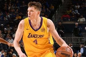 没啥准心！克内克特上半场7中2得到6分1板 三分4中2