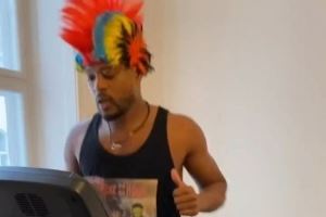 埃弗拉谈社媒视频只穿一只鞋子：致敬我的英雄母亲，她左腿截肢了