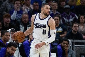 今天表现一般!拉文11中4&三分5中1拿到15分5板4助 最后6犯毕业