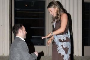 阿兰-希勒的女儿与橄榄球明星男友订婚,希勒迅速送上祝福