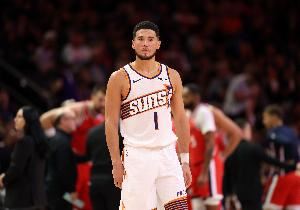 布克赛季场均29.3分4.7板7.2助 三项命中率分别是50%/41%/87.2%