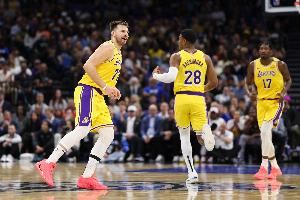 神仙打架!八村塁与东契奇互飙中场三分 双方鏖战3局卢卡“绝杀”