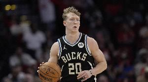 外线有谱!AJ·格林三分10中5贡献15分 其中第三节独得12分